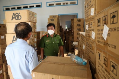 An Giang: Bắt giữ 2 xe tải chở gần 8.000 dụng cụ nhà bếp nghi nhập lậu
