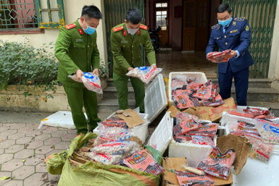 Lượng lớn xúc xích, chả cá không nguồn gốc vẫn vận chuyển về để bán kiếm lời