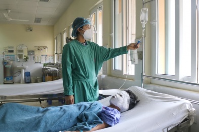 Bé trai bị bỏng vùng mặt, mắt do nghịch bật lửa