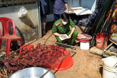 Bắt quả tang cơ sở chế biến thịt lợn nái giả thành thịt nai khô