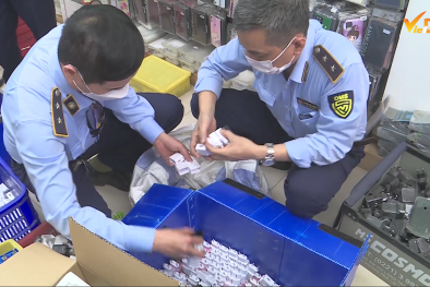 Triệt phá cơ sở 'hô biến' sạc điện thoại 'rởm' thành hàng chính hãng