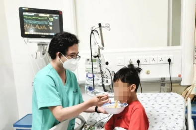 Bệnh nhi nguy kịch vì đắp thuốc lá sau khi bị rắn độc cắn