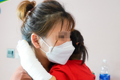 Bé gái 29 tháng tuổi bị điện giật ngừng tim do tự rút sạc điện thoại