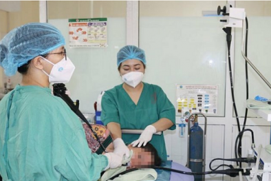 Tự ý uống thuốc giảm đau xương khớp gây loét dạ dày, nôn ra máu