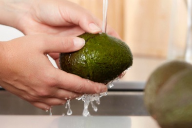 Bảo quản, sử dụng quả bơ sai cách có thể khiến vi khuẩn sinh sôi