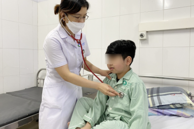 Dùng thuốc xịt mũi chứa corticoid liên tục bị suy tuyến thượng thận