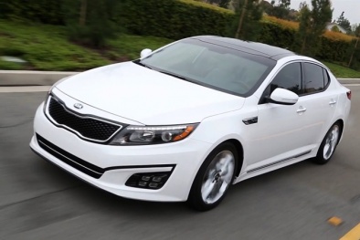 Kia triệu hồi hơn 250.000 chiếc Optima Sedan sau sự cố tấm trần xe 