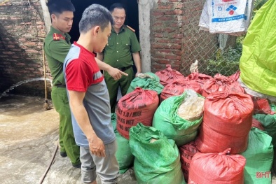 Gần 1,2 tấn mỡ động vật không rõ nguồn gốc trên đường đi tiêu thụ