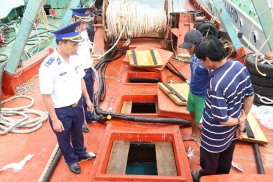 Tạm giữ tàu chở khoảng 46.000 lít dầu DO không rõ nguồn gốc