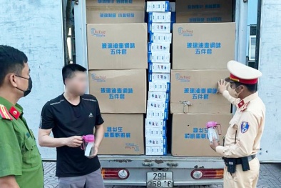 Ngăn chặn xe tải chở ấm đựng nước bằng thủy tinh không rõ nguồn gốc xuất xứ