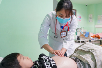 Trẻ bị suy thận do tự ý bỏ thuốc của bệnh viện về uống thuốc nam không nguồn gốc xuất xứ