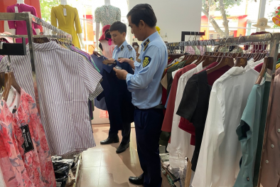 Tiền Giang: Gần 400 sản phẩm quần áo may sẵn có nhãn không đúng quy định bị thu giữ