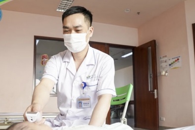 Nhỏ nhầm acid vào miệng, bé gái 3 tháng tuổi bị bỏng nặng