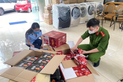 Phát hiện xe tải chở hàng nghìn gói chân gà, xúc xích không rõ nguồn gốc xuất xứ