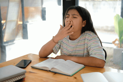 Sĩ tử mùa thi: Sai lầm khi nhai kẹo cao su, uống nước tăng lực, dùng thuốc bổ não để tỉnh táo