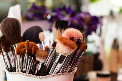 Cọ trang điểm vệ sinh không đúng cách có thể sinh sôi ra nhiều vi khuẩn 