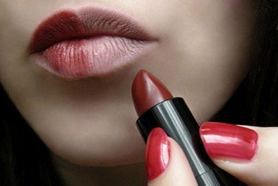 Dùng son môi kém chất lượng lâu dài có thể gây thâm môi