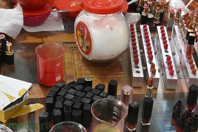 Bác sĩ da liễu cảnh báo dùng son môi kém chất lượng có thể nuốt chất độc hại vào người