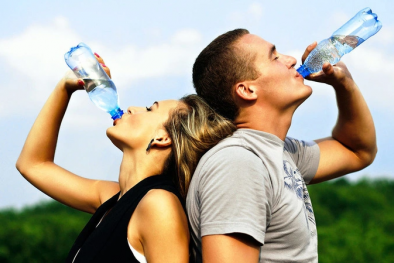 Tránh lạm dụng thêm muối vào nước uống để chống mất nước sau tập luyện 