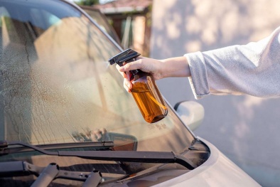 Những cách tẩy ố kính ô tô đơn giản tại nhà