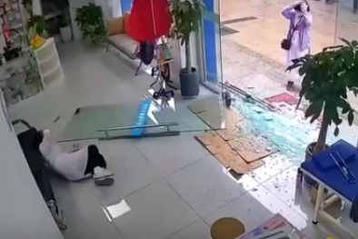 Cảnh báo nguy hiểm từ cửa kính cường lực sử dụng bản lề giá rẻ, kém chất lượng