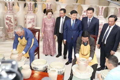 Chủ tịch nước Võ Văn Thưởng cùng Tổng thống Kazakhstan thử làm gốm Chu Đậu