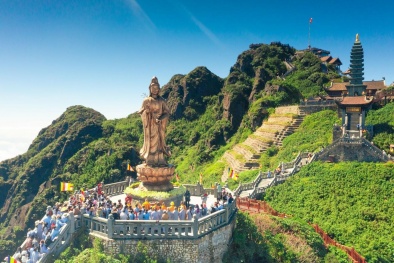 Fansipan được ‘thắp sáng’ trong lễ vía Quán Thế Âm Bồ Tát xuất gia