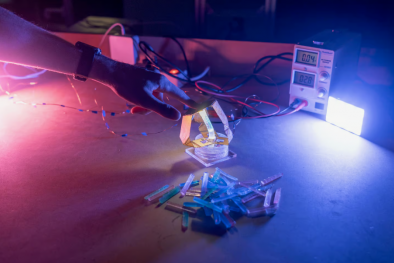 Cảm biến thông minh sử dụng màu sắc để theo dõi biến dạng và nhiệt độ
