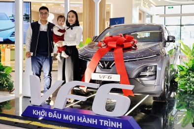 VinFast bàn giao lô xe VF 6 đầu tiên cho khách hàng