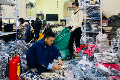 Ninh Bình: Phát hiện 750 sản phẩm quần bò, áo len không rõ nguồn gốc xuất xứ