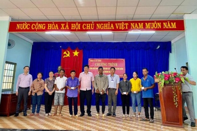 Trao tặng sổ BHXH, thẻ BHYT cho người dân khó khăn, mang Tết ấm đến với người nghèo 