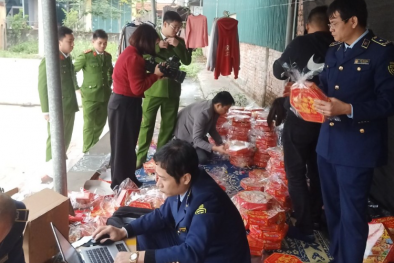 Phát hiện cơ sở sản xuất lượng lớn hộp mứt tết giả mạo nhãn hiệu