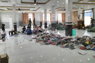 Trên 8.500 áo khoác, áo len nữ không rõ nguồn gốc bị tịch thu khi đang livestream 