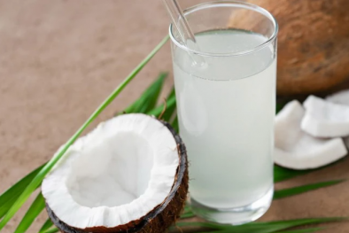 Bác sĩ khuyến cáo tránh lạm dụng nước dừa