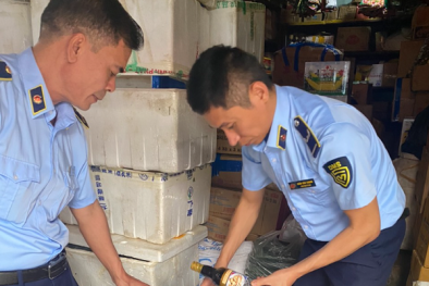 Thu gom trôi nổi hơn 800 thùng ngô ngọt, chai xì dầu càng cua, củ cải muối về bán kiếm lời 