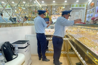 Tiền Giang: Xử lý 4 cơ sở kinh doanh trang sức không công bố tiêu chuẩn, vi phạm nhãn hàng hóa