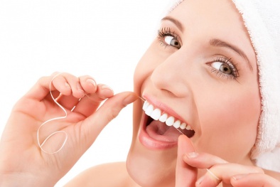 Sử dụng chỉ nha khoa sai kỹ thuật có thể gây tổn thương răng và nướu