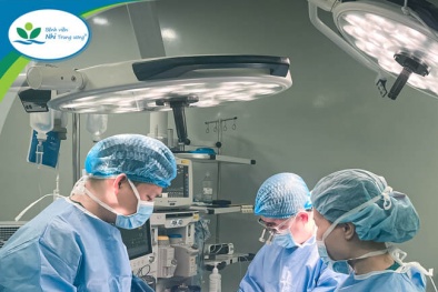 Bé trai bị kính tủ đựng tài liệu trong lớp học cứa đứt mạch máu cổ tay do va chạm