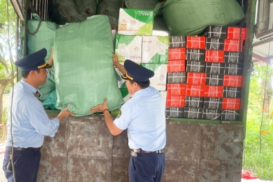 Phát hiện gần 500 máy tính bảng và nhiều túi xách nghi nhập lậu