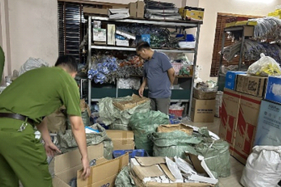 Hà Nội phát hiện 2 vợ chồng buôn bán thiết bị vệ sinh giả mạo nhãn hiệu