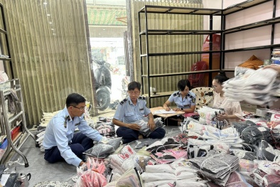 Đồng Tháp: Tạm giữ nhiều sản phẩm quần áo không rõ nguồn gốc xuất xứ được bán trực tuyến 