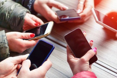 Bác sĩ khuyến cáo: Sử dụng điện thoại, iPad nhiều làm tăng nguy cơ bệnh xương khớp