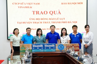 Vinamilk hỗ trợ cho nhiều hộ dân trong vùng ngập lụt kéo dài ở ngoại thành Hà Nội