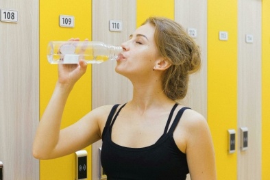 Bác sĩ cảnh báo: Trào lưu uống nước muối cho khỏe là phản khoa học và tiềm ẩn nhiều nguy cơ