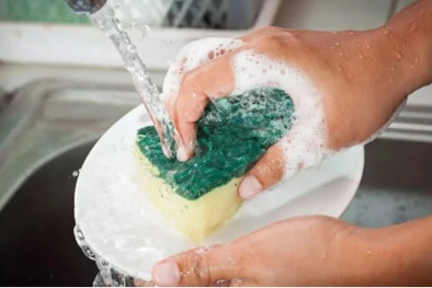 Miếng bọt biển rửa bát tiềm ẩn rủi ro gì?