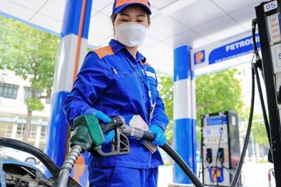 Giá xăng dầu bật tăng, RON 95 lên mức 21.000 đồng/lít
