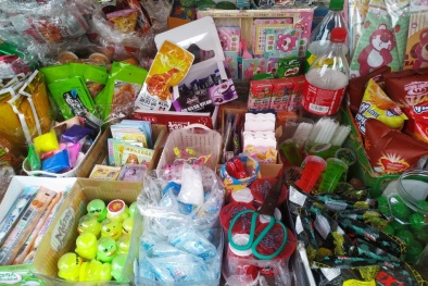 Cảnh báo nguy cơ tiềm ẩn từ đồ ăn vặt trước cổng trường học