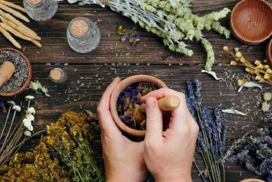 Bác sĩ khuyến cáo không nên dùng thuốc nam điều trị làm tan khối u vì chưa có cơ sở khoa học