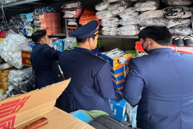 Cao Bằng tạm giữ hơn 300 đôi giày, dép không rõ nguồn gốc và giả mạo nhãn hiệu nổi tiếng