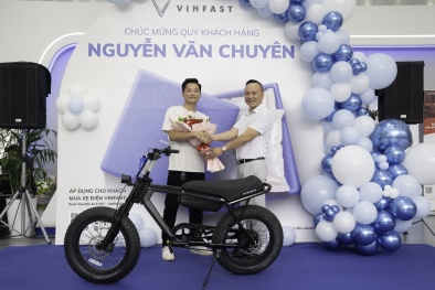 Khách hàng VinFast bất ngờ vì trải nghiệm 'mua 1 được 2'